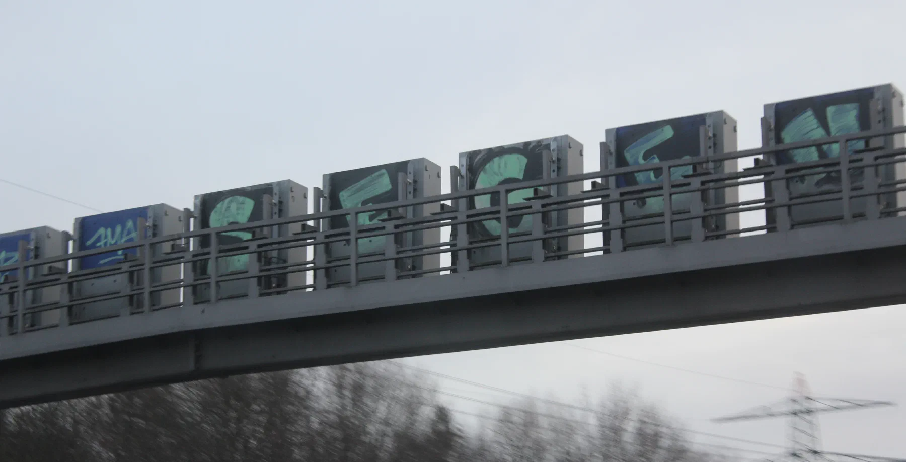 Autobahnbrücke mit Graffiti